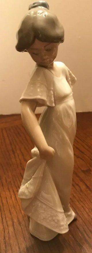 Lladro Nao Daisa 1989 8.  5 " Girl In White Lace Dress Figure Hand Made In Spain