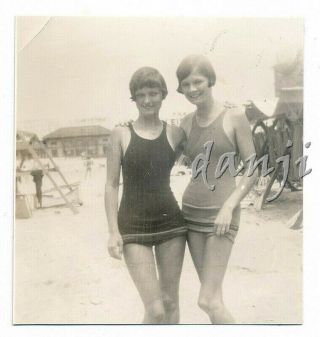 Shapely Woolen Swimsuit Fashion Flapper Girls With Bob Hair 1920 