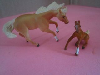 Breyer Horse Two Mini Whinnies: Palomino Reining Stock Mare & Sitting Foal