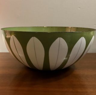 Vintage Catherine Holm 9.  5 Inch Enamelware Lotus Bowl,  White On Avocado Green