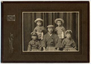 11140 1912 Japan Old Photo / Portraits Of Japanese Young Boys W Straw Hat Kimono