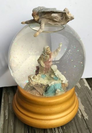House Of Lloyd Christmas Around The World Guardian Angel Nativity Globe/musicbox