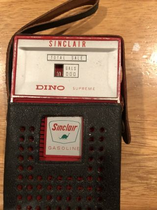 1960 ' s Sinclair Dino gas station pump transister radio w/ case 2