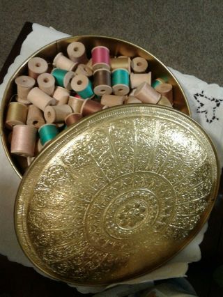Vint.  Gold & Red Tin Full Of Vintage Sewing Thread Wood Spools 10.  5 " Dia.  4 " High