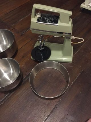 Vintage 70s General Electric Stand Mixer Avocado Green With GE Bowls 2