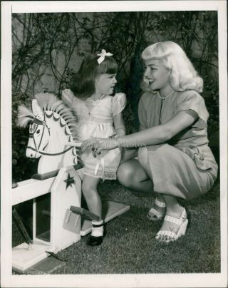 1947 Press Photo Actress Lana Turner Celebrity Child Film Tv Theater Radio 7x9