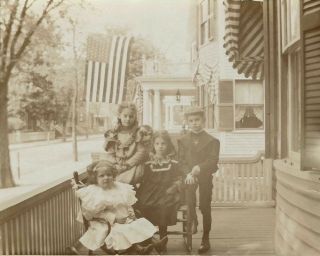1890s 4 Children In Holiday Clothes On Front Porch W/ American Flag Cabinet Card