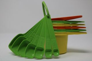 Tupperware Green Spoons And 5,  1 Nesting Measuring Cups Orange Yellow Green