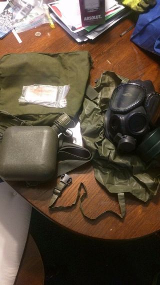 Us Army M 40 Series - Protective Gas Mask W/bag And Chemical Hood Size S