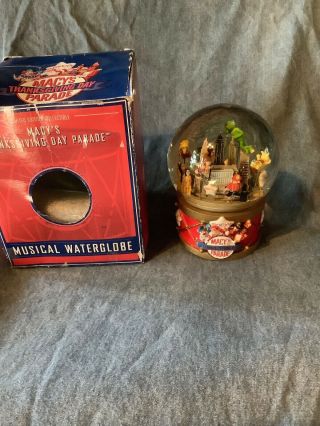 Macy’s Thanksgiving Day Parade Wind Up Musical Snow Globe 2002