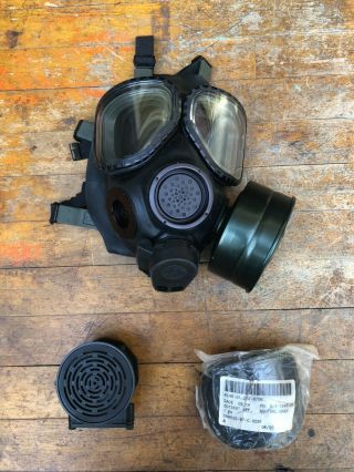 Us Army M40 Gas Mask With Canister,  Voice Amplifier,  And Carrier