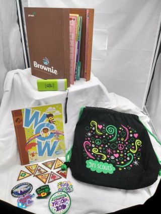2011 Brownie Guide Book In 3 Ring Binder Girl Scout,  Wow Book,  Bag,  Flash Light