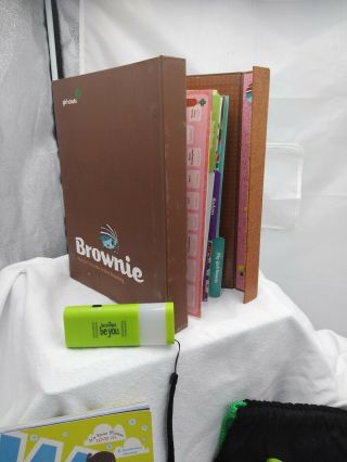 2011 Brownie Guide Book In 3 Ring Binder Girl Scout,  wow book,  bag,  flash light 2