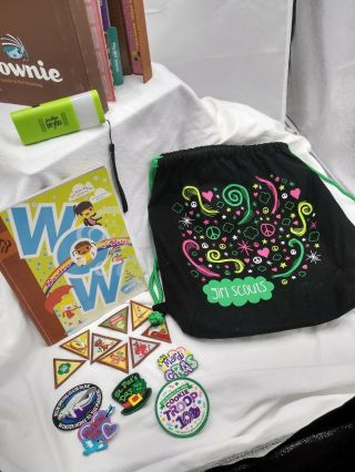 2011 Brownie Guide Book In 3 Ring Binder Girl Scout,  wow book,  bag,  flash light 3
