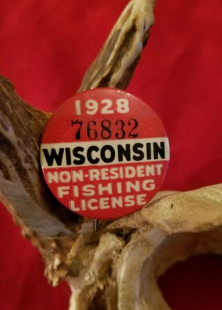 1928 Wisconsin Non - Resident Fishing License Badge Button St.  Louis Button Co.