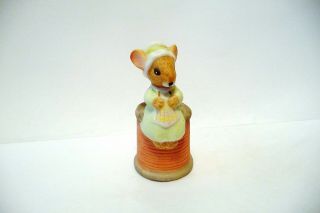 Thimble Bisque Enesco Mouse Knitting On A Spool Of Peach Thread