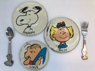 3 Peanuts Tin Plates Snoopy,  Sally,  Linus Plus Danara Stainless Fork And Spoon