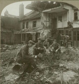 Scots Relaxing Amid Buildings Wrecked By German Bombardment - Ww1 Stereoview