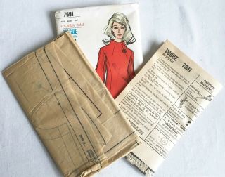 Vintage 1960s 1970s Vogue 7691 Easy 1 Piece Bell Sleeve Dress Pattern Bust 32.  5 3