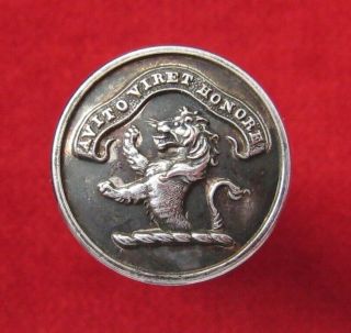 Unknown Silvered Livery Button Featuring A Lion & Motto – ‘avito Viret Honore’