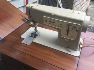Vintage Singer Zig - Zag Model 457 Sewing Machine.