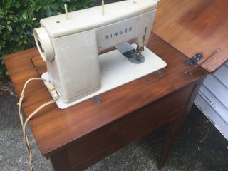 Vintage SINGER Zig - Zag model 457 sewing machine. 3