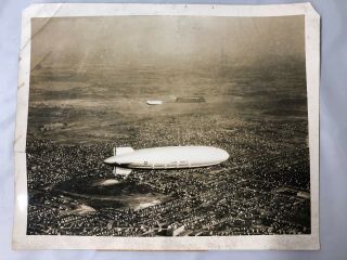1929/30 Press Photo Us Navy Dirigible Zeppelin Flying Over A City