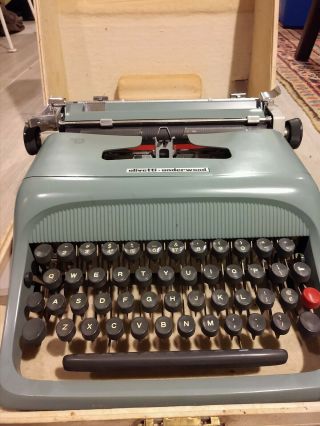 Vintage Olivetti Underwood Studio 44 Portable Typewriter And Case