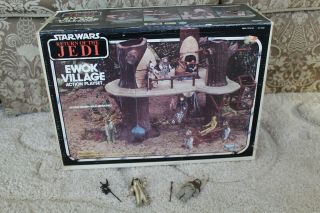 Vintage Star Wars Return Of The Jedi Ewok Village Playset Box & 2 Action Figures