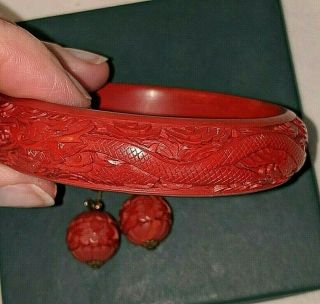 Gorgeous Vtg Chinese Carved Deep Red Cinnabar Dragon Bangle Bracelet & Earrings