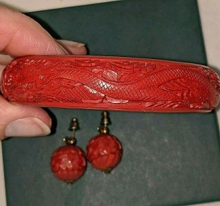 Gorgeous Vtg Chinese Carved Deep Red Cinnabar Dragon Bangle Bracelet & Earrings 3