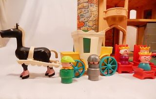 VINTAGE 1975 FISHER PRICE LITTLE PEOPLE CASTLE 993 w MANY ACCESSORIES a 2