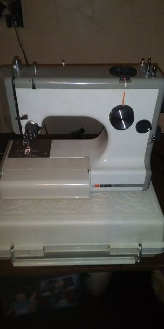 Vintage Sears Kenmore Portable Sewing Machine Model 158 - 10304 W/case Attachments