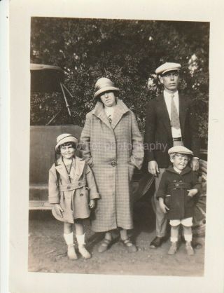 Informal Family Portrait Found Photo Black,  White Snapshot Dd94 21 Z