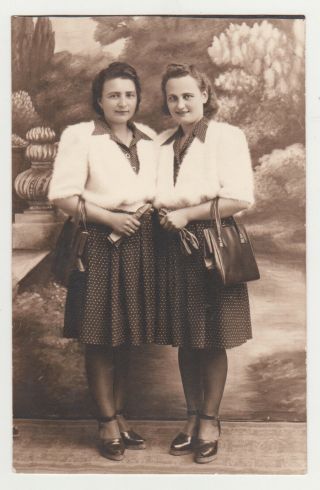 1920s Pretty Young Women Couple Hug Lady Wear Same Clothes Gay Int Lesbian Photo