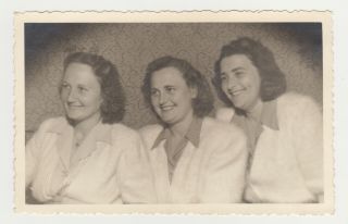 1930s Three Pretty Young Woman Close To Each Other Lady Girl Old Photo