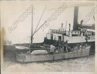 1936 Us Coast Guard Catches Rum Runner Moving Load To Smaller Boat Press Photo