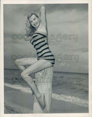 Press Photo Lovely Leggy Blond Actress Syra Marty N Swimsuit Sits On Post