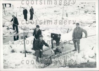 1939 Smelt Dipping Ice Fishing Michigan Press Photo