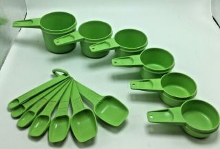 Tupperware Vintage Apple Green 6 Measuring Cups And 7 Measuring Spoons
