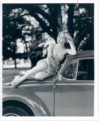Press Photo Lovely Blond Actress Christina Applegate On Volkswagen Beetle