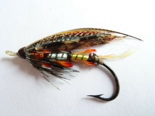 AN EARLY 20TH CENTURY GUT EYED POPHAM SIZE 2/0 SALMON FLY 2