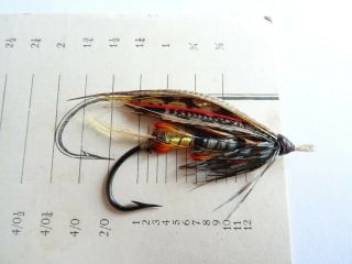 AN EARLY 20TH CENTURY GUT EYED POPHAM SIZE 2/0 SALMON FLY 3