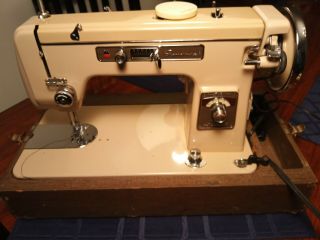 Vintage Montgomery Ward Sewing Machine Signature Deluxe Model R103 Z312436