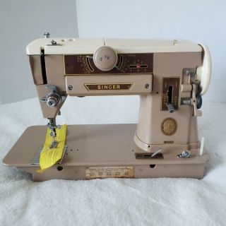 Vintage Singer 401a Slant - O - Matic Drive Sewing Machine.