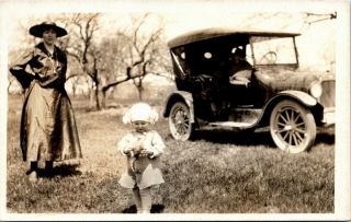 Postcard Rppc Real Photo - Old Car,  Lady And Small Girl 1920s L7