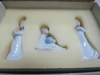 Lladro Mini Camisones Christmas Morning 5940 - Porcelain Ornaments Orginal Box