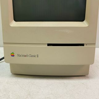 Vintage Apple Macintosh Classic II Parts/Repair Unit powers on,  doesn ' t display 3
