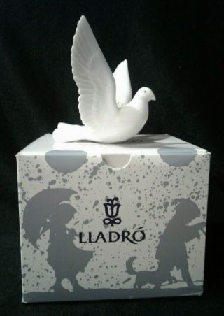Retired Lladro Landing Dove Bird Porcelain Ornament 06266