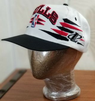 Chicago Bulls Basketball Vintage White Logo Athletic Diamond Snapback Hat Cap 2
